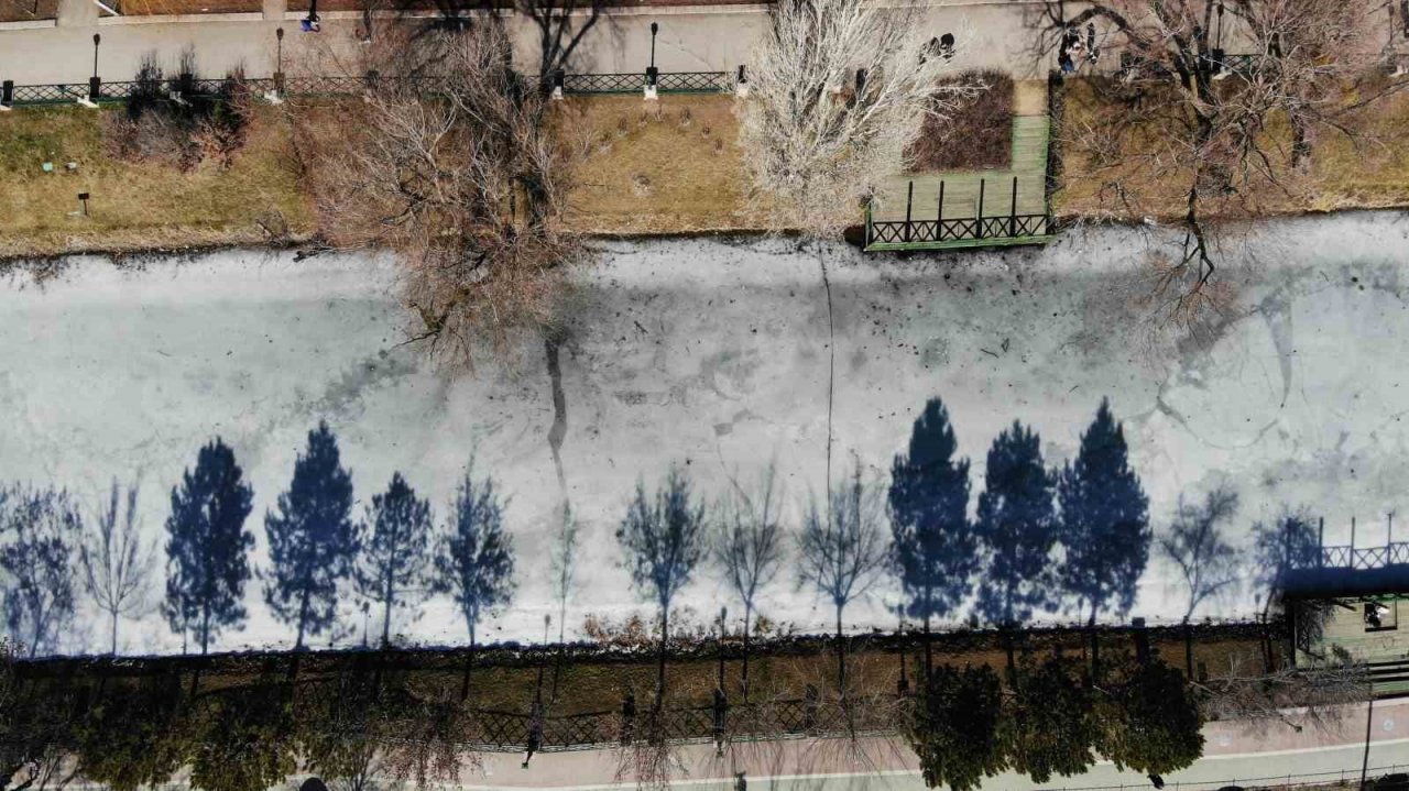 Porsuk Çayı’nın buzu 13 derecede bile çözülmedi