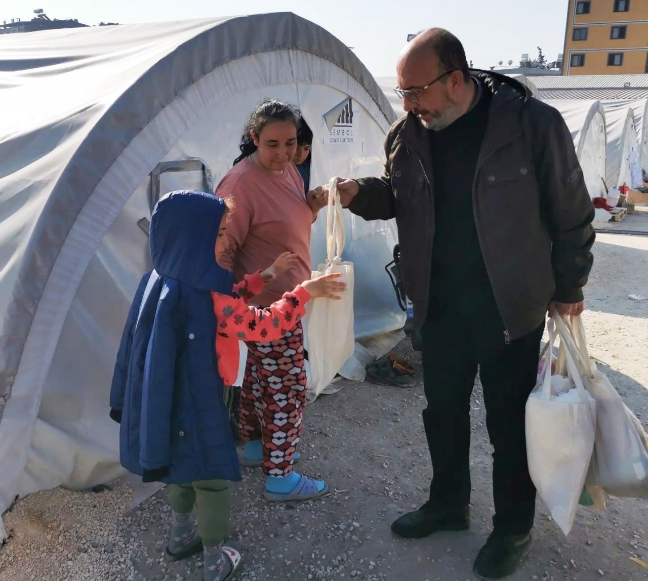 Başkan Mustafa Önsay, depremzede çocuklara oyuncak dağıttı