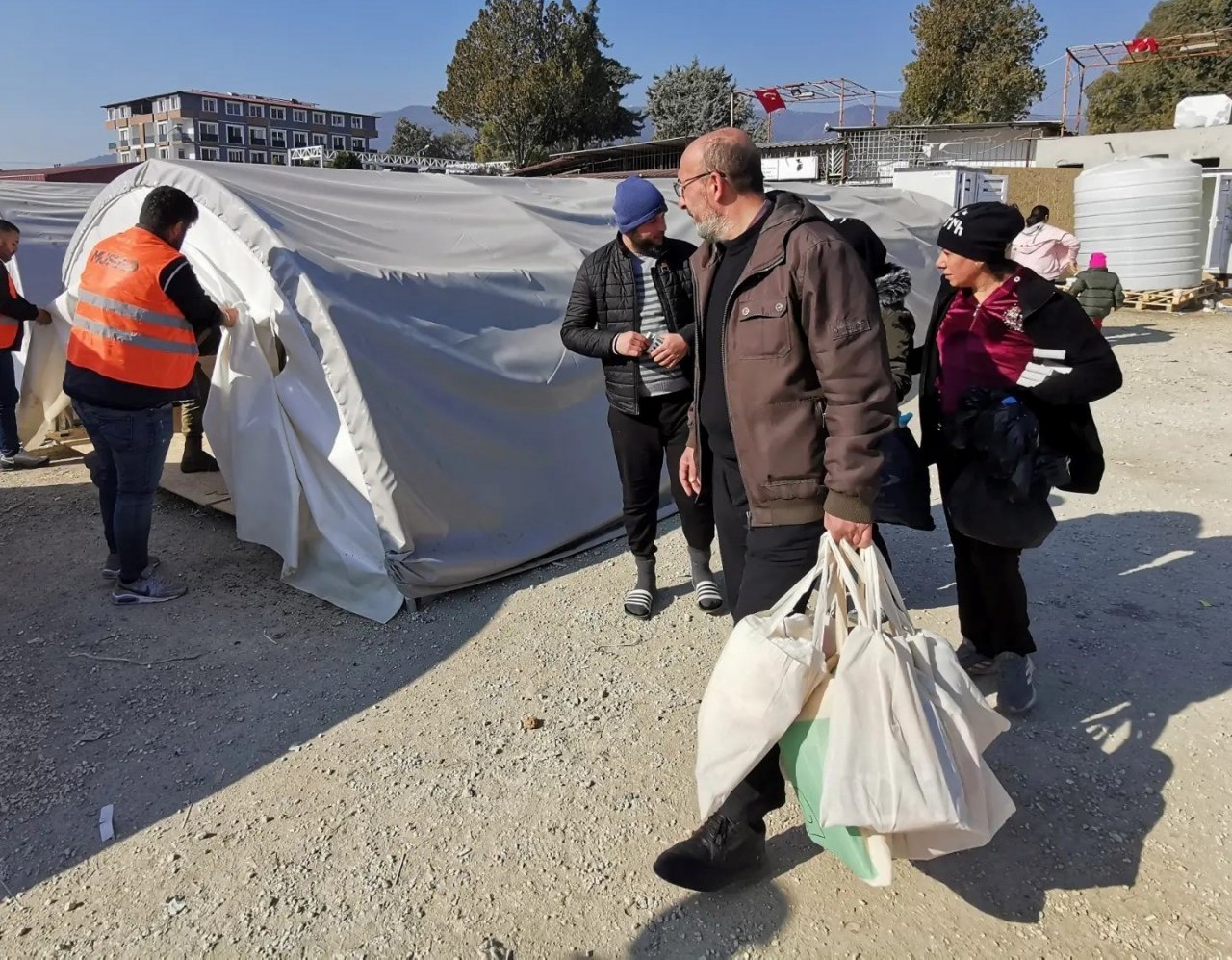 Başkan Mustafa Önsay, depremzede çocuklara oyuncak dağıttı