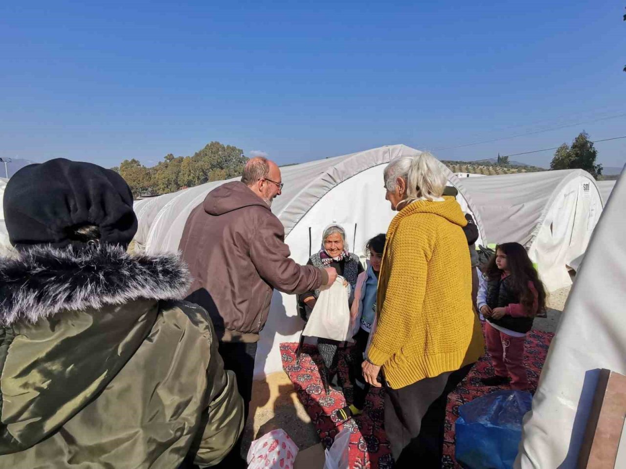 Başkan Mustafa Önsay, depremzede çocuklara oyuncak dağıttı