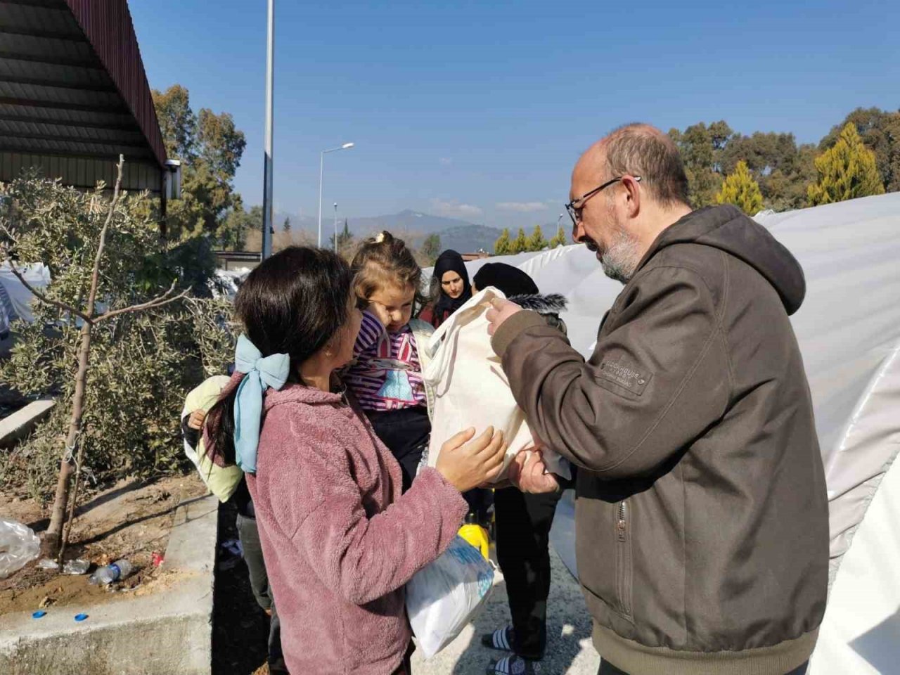 Başkan Mustafa Önsay, depremzede çocuklara oyuncak dağıttı