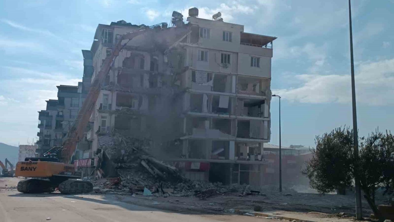 Nurdağı’nda ağır hasarlı binaların yıkımı devam ediyor