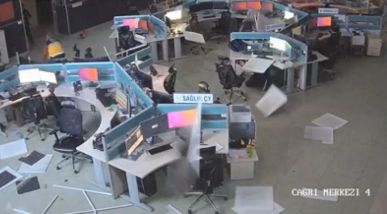 112 Acil Çağrı Merkezi, deprem anında böyle görevine devam etti: o anlar kamerada