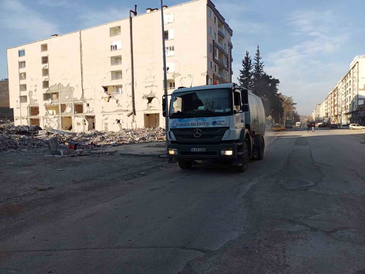 Düzce, kardeş şehirde enkaz kaldırma çalışmaları başladı