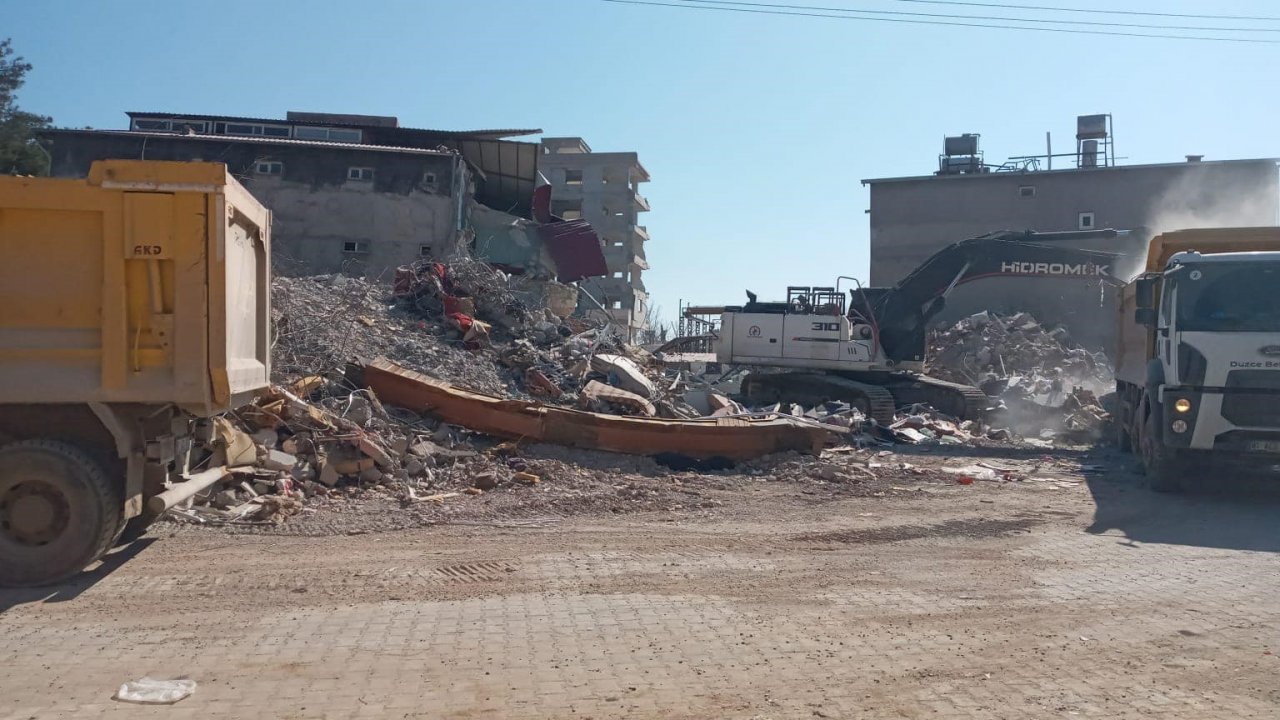 Düzce, kardeş şehirde enkaz kaldırma çalışmaları başladı