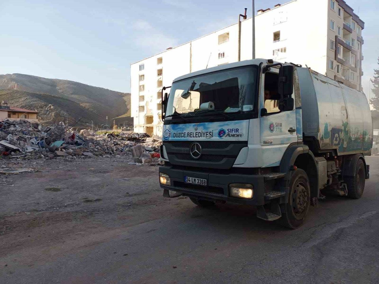 Düzce, kardeş şehirde enkaz kaldırma çalışmaları başladı