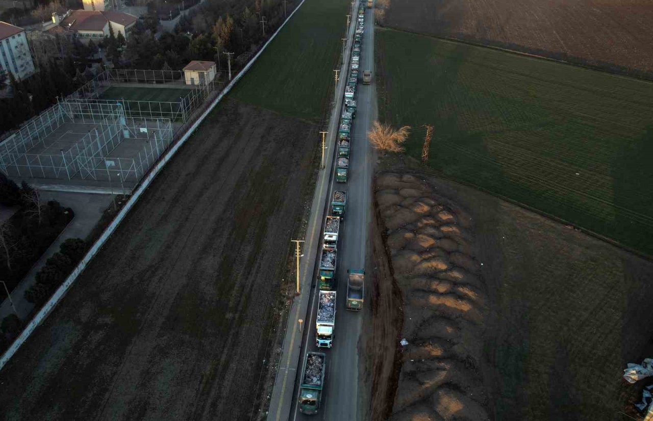 Bir şehrin enkazı böyle taşınıyor