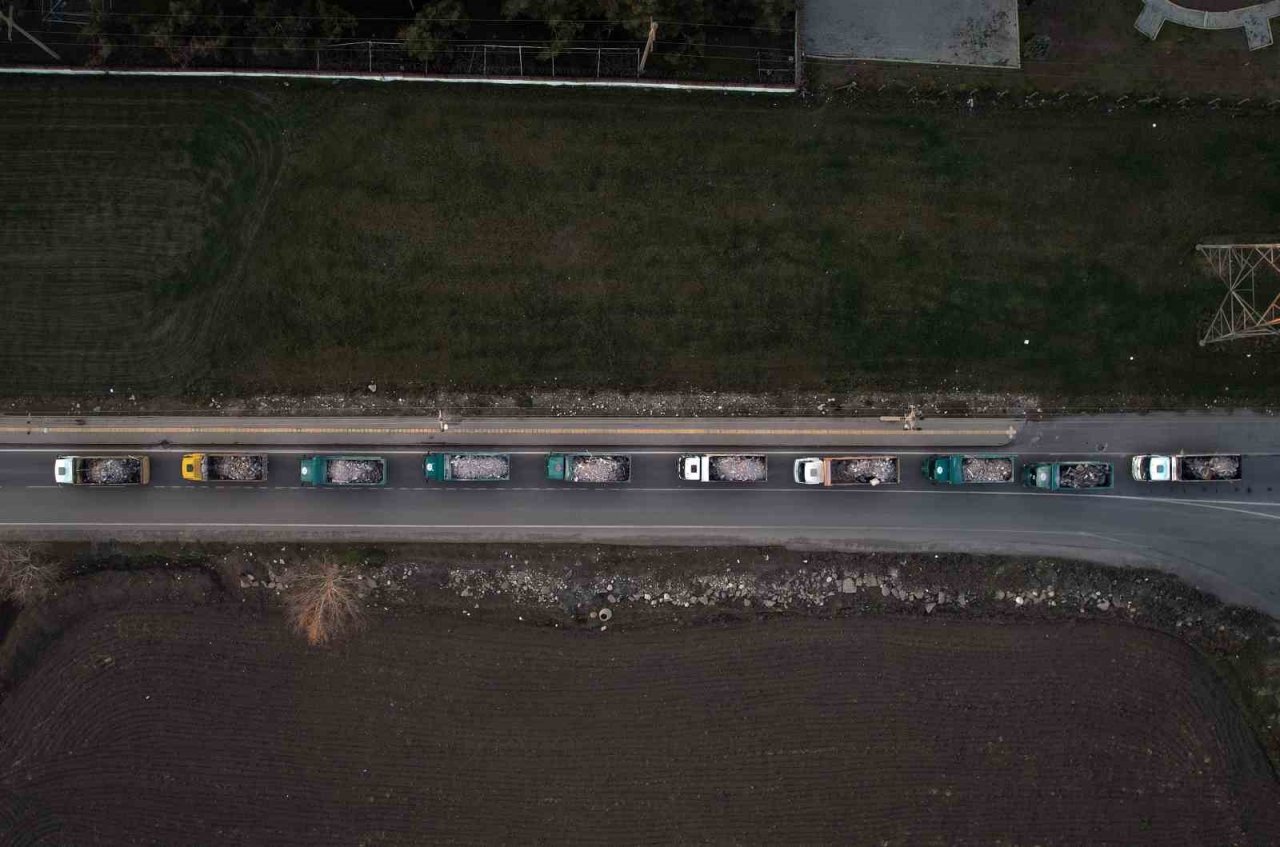 Bir şehrin enkazı böyle taşınıyor