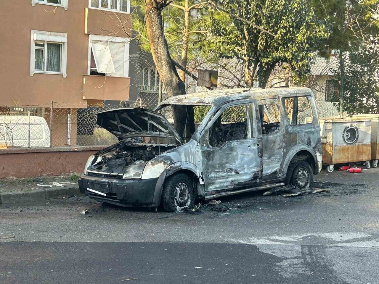 Kartal’da hafif ticari araç alev alev yandı