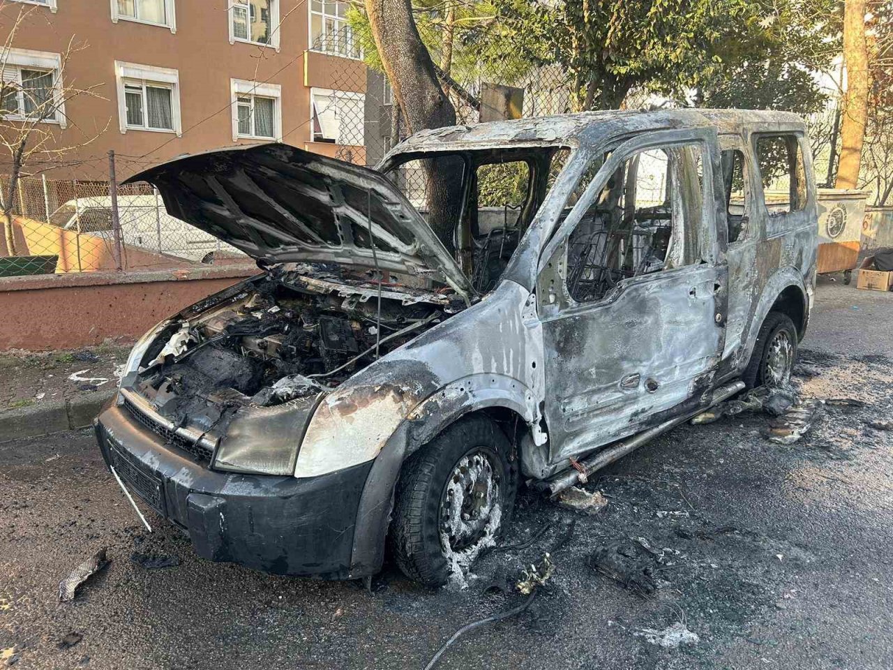Kartal’da hafif ticari araç alev alev yandı