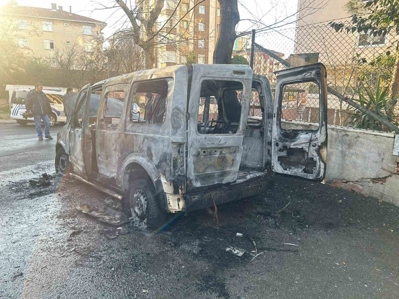 Kartal’da hafif ticari araç alev alev yandı