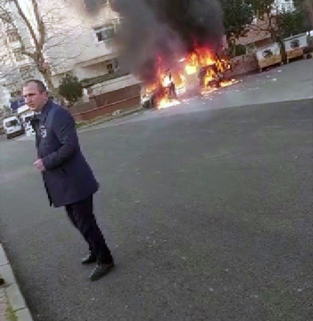 Kartal’da hafif ticari araç alev alev yandı