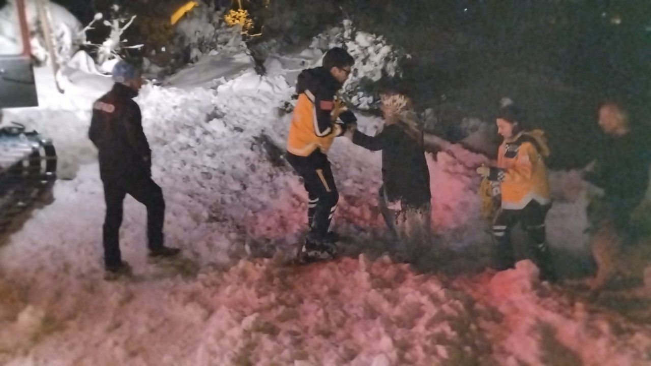 AFAD, kar üstü paletli aracı ile 16 hastaya müdahale etti