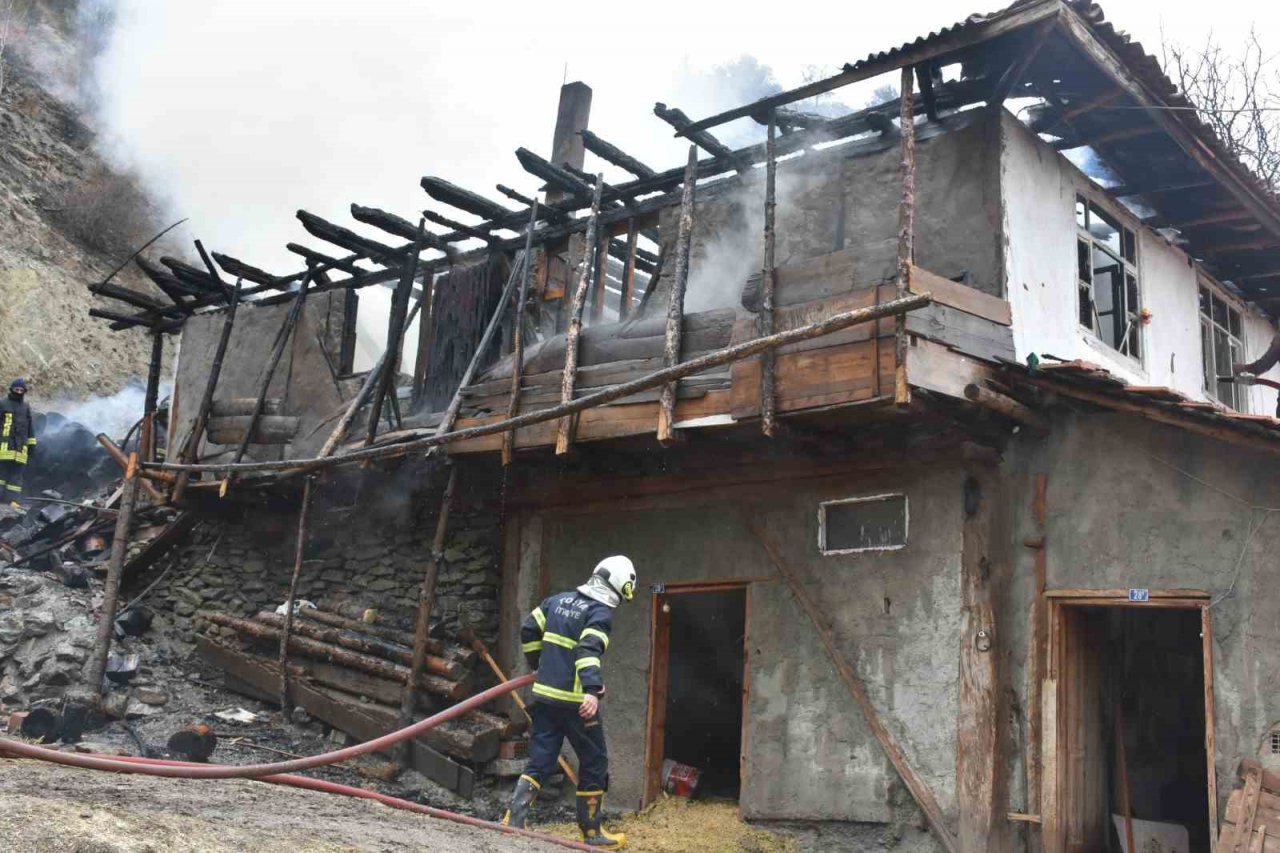 Alevlere teslim olan iki katlı bina küle döndü
