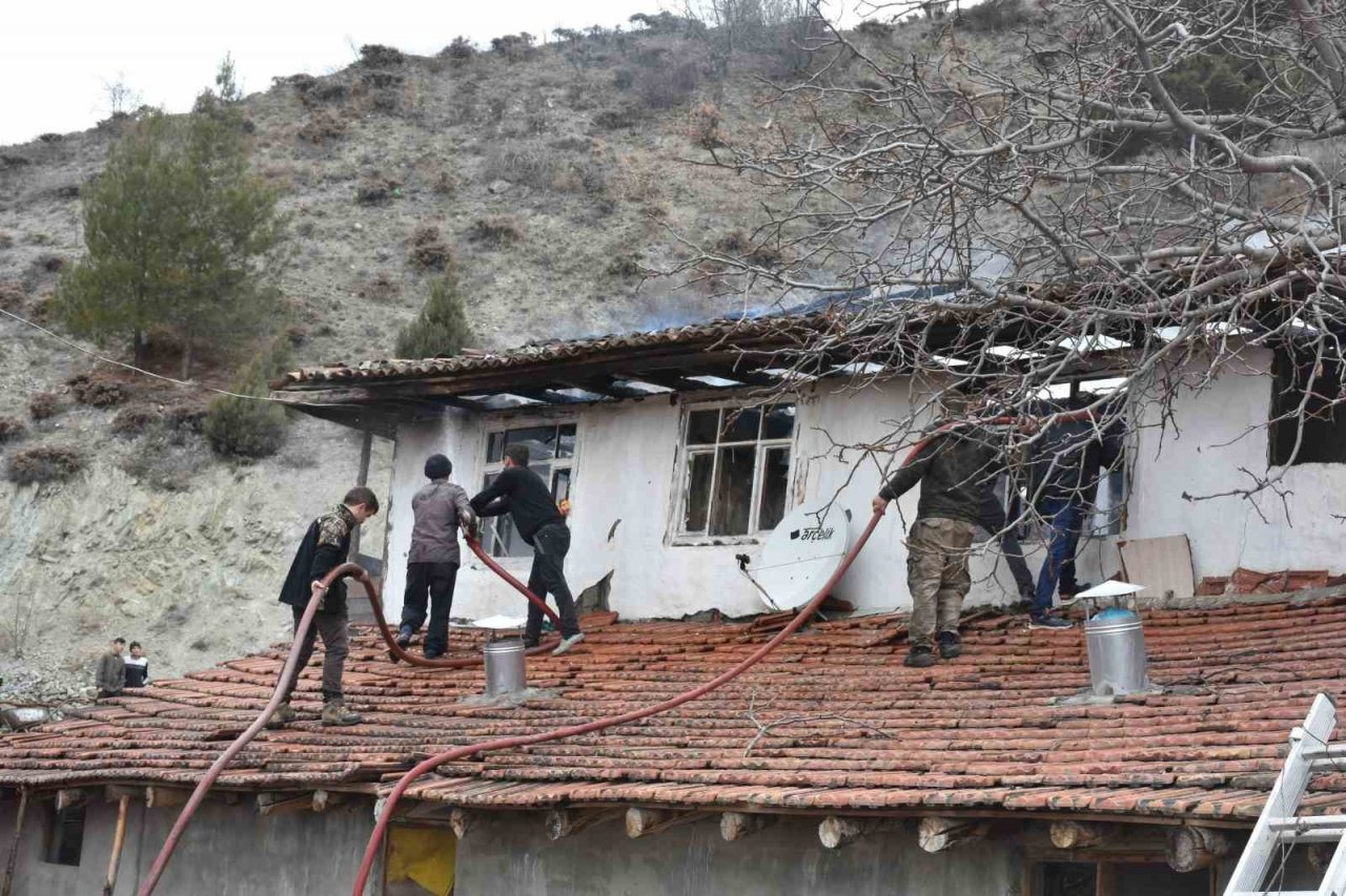 Alevlere teslim olan iki katlı bina küle döndü