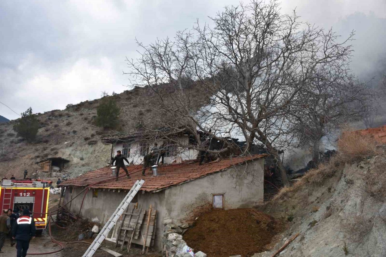 Alevlere teslim olan iki katlı bina küle döndü