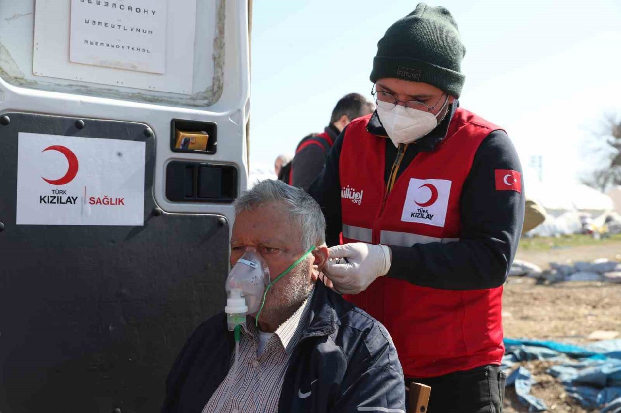 Kızılay mobil sağlık araçları ilk gün 600’den fazla depremzedeye ulaştı