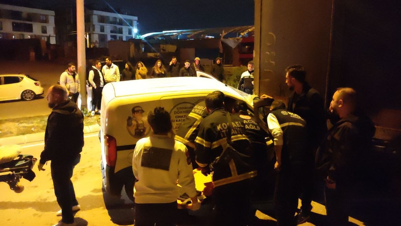 Park halindeki tıra çarptı, yaralanan arkadaşını araçta bırakıp kaçtı