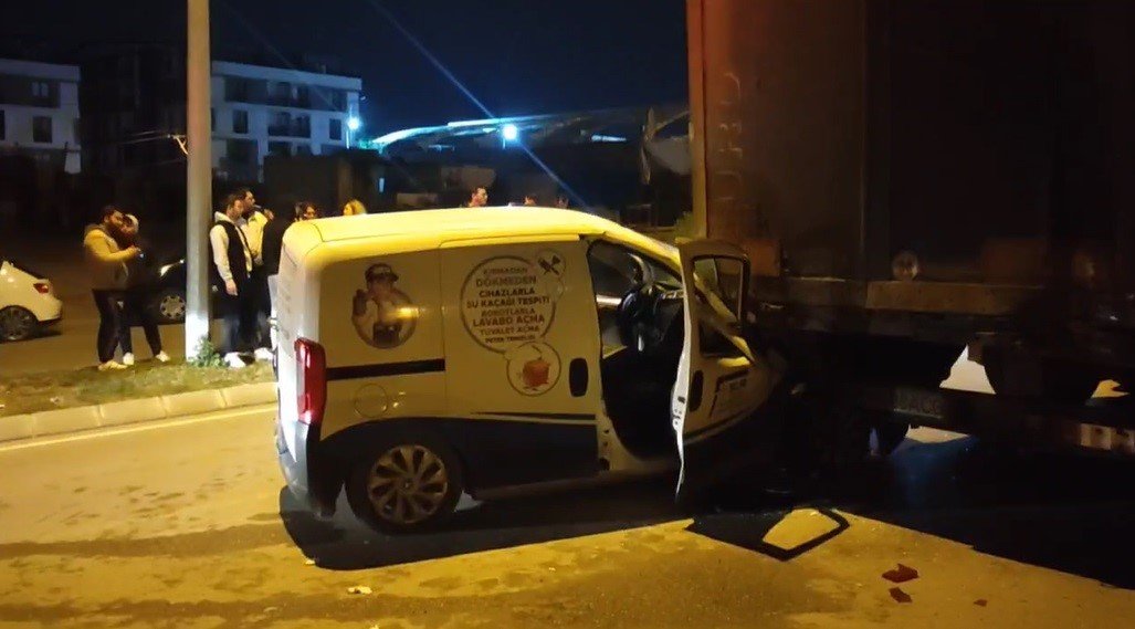 Park halindeki tıra çarptı, yaralanan arkadaşını araçta bırakıp kaçtı