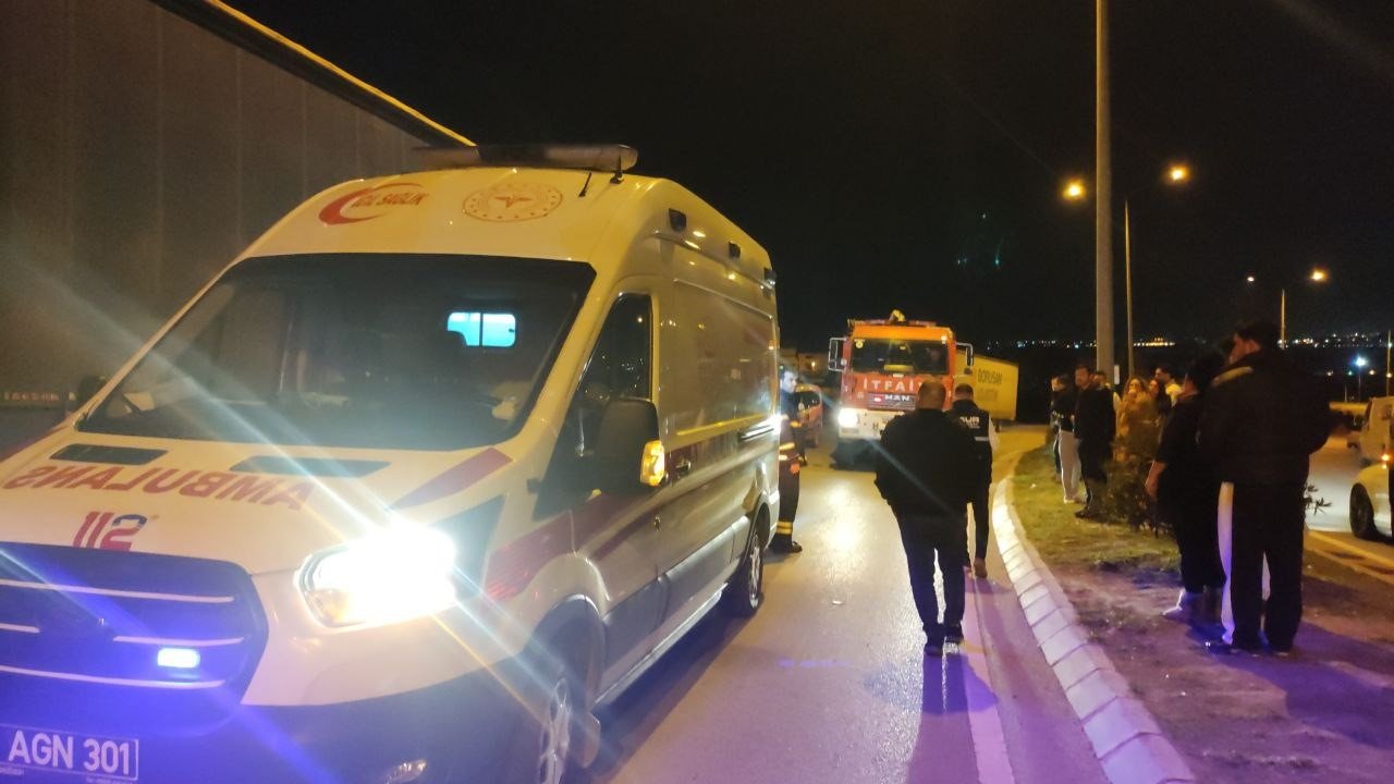 Park halindeki tıra çarptı, yaralanan arkadaşını araçta bırakıp kaçtı