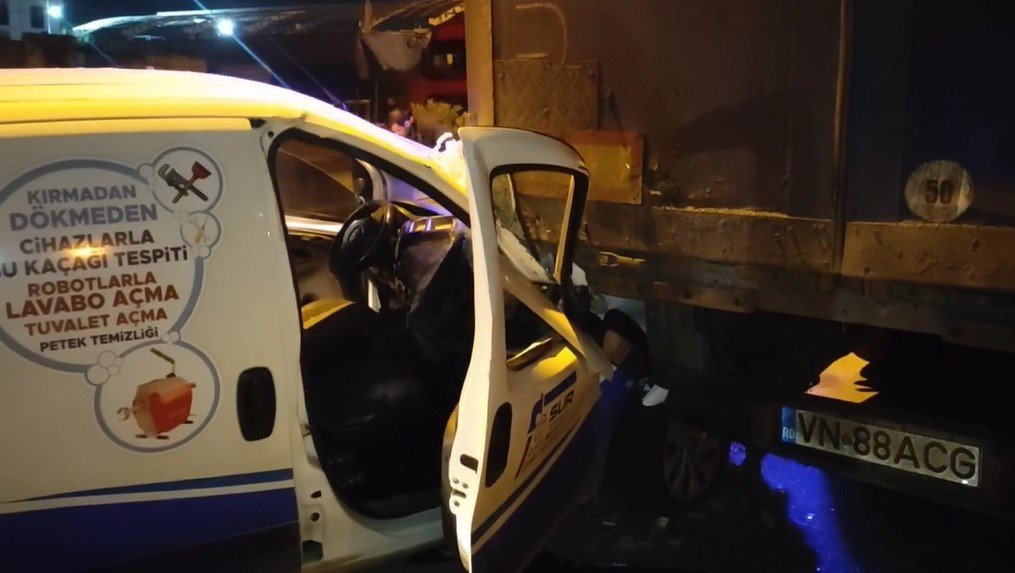 Park halindeki tıra çarptı, yaralanan arkadaşını araçta bırakıp kaçtı