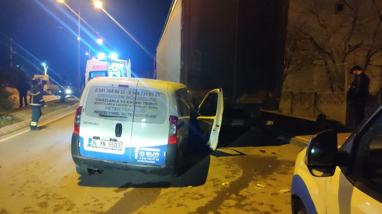 Park halindeki tıra çarptı, yaralanan arkadaşını araçta bırakıp kaçtı