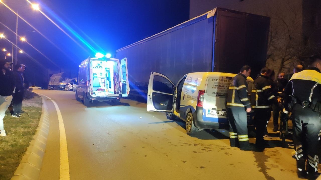 Park halindeki tıra çarptı, yaralanan arkadaşını araçta bırakıp kaçtı