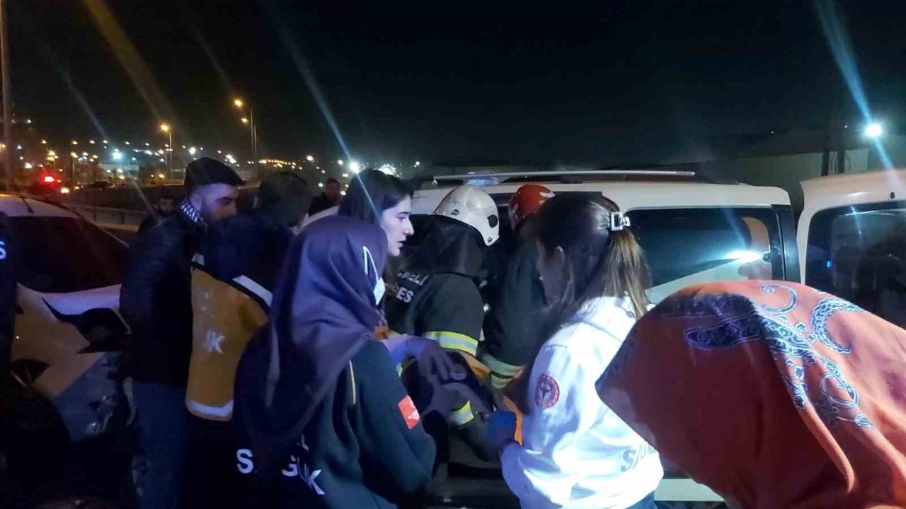 Ters yöne girip karşıdan gelen araçla çarpıştı: 5 yaralı