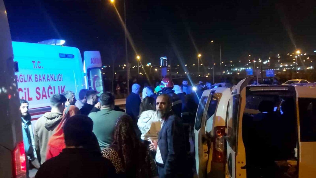 Ters yöne girip karşıdan gelen araçla çarpıştı: 5 yaralı