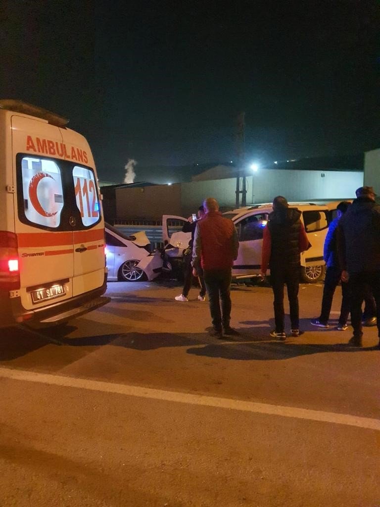 Ters yöne girip karşıdan gelen araçla çarpıştı: 5 yaralı