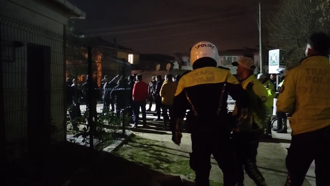 İki grup arasında taşlı, sopalı park yeri kavgası: 6 yaralı