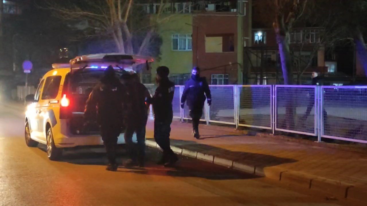 İki grup arasında taşlı, sopalı park yeri kavgası: 6 yaralı