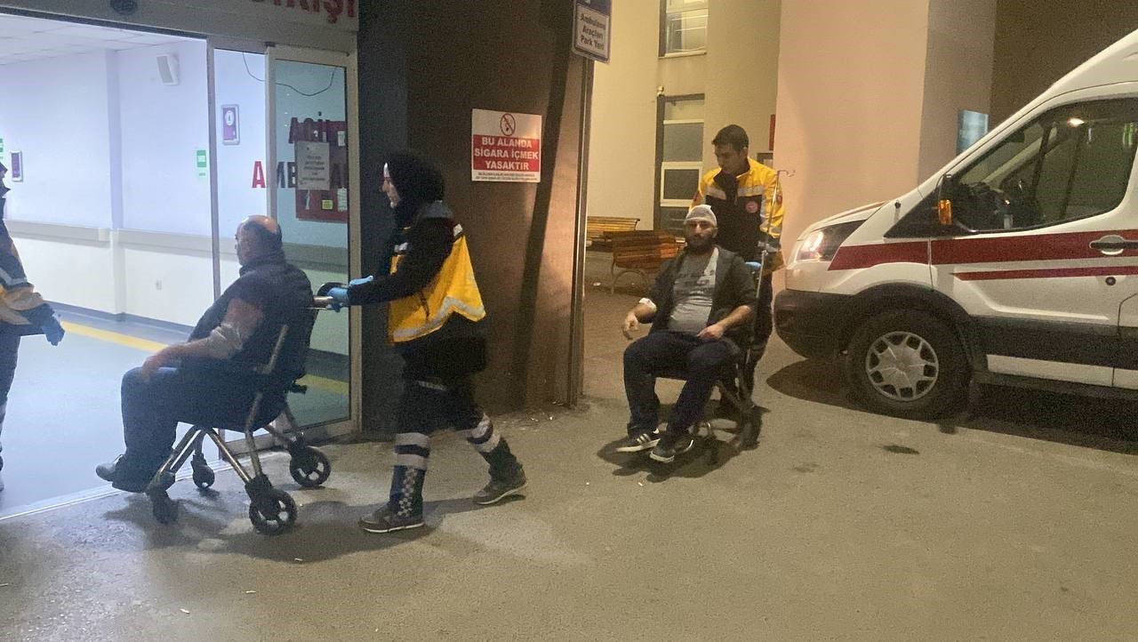 İki grup arasında taşlı, sopalı park yeri kavgası: 6 yaralı