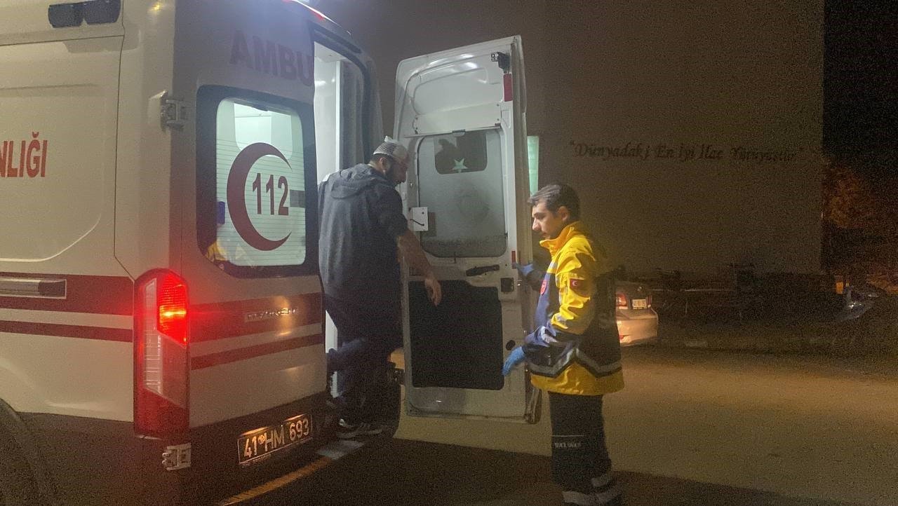 İki grup arasında taşlı, sopalı park yeri kavgası: 6 yaralı