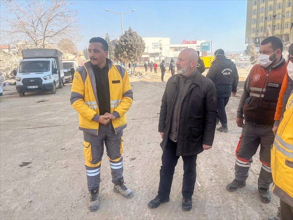 Başkan Çolakbayrakdar, deprem bölgesindeki çalışmaları kontrol etti