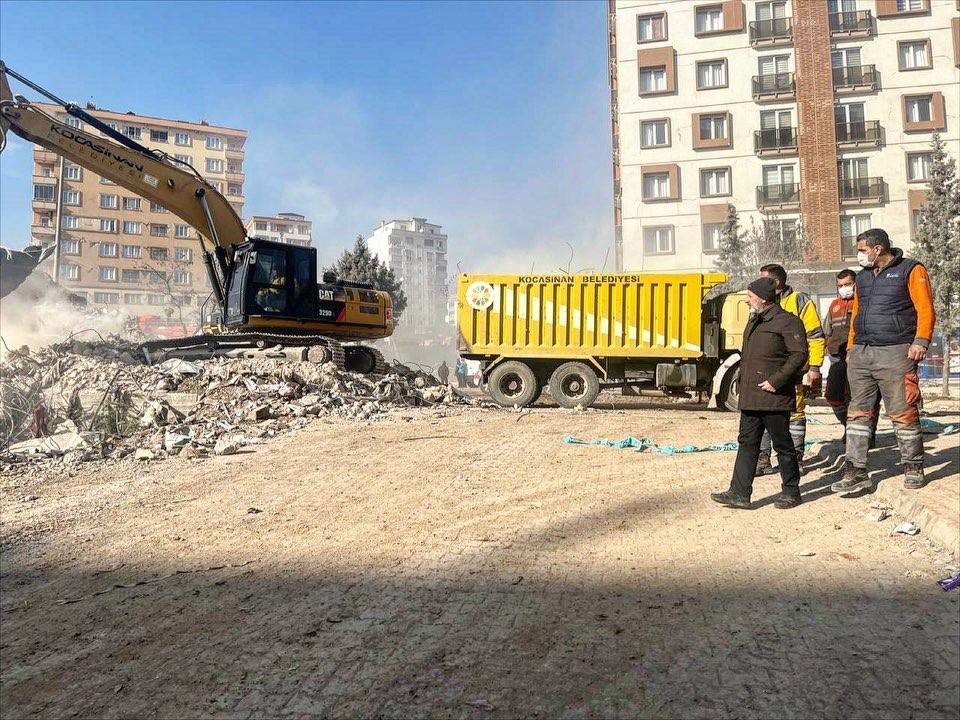 Başkan Çolakbayrakdar, deprem bölgesindeki çalışmaları kontrol etti