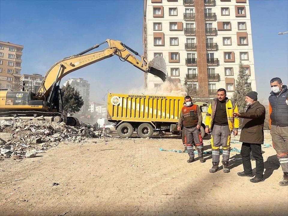 Başkan Çolakbayrakdar, deprem bölgesindeki çalışmaları kontrol etti