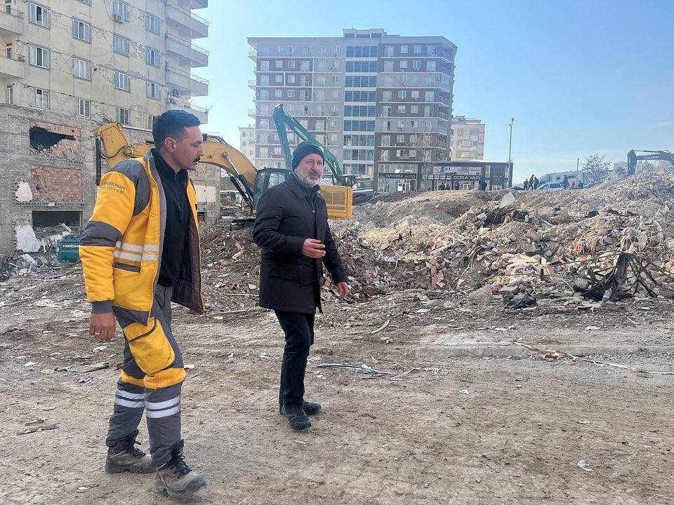 Başkan Çolakbayrakdar, deprem bölgesindeki çalışmaları kontrol etti