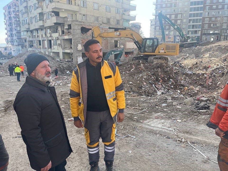 Başkan Çolakbayrakdar, deprem bölgesindeki çalışmaları kontrol etti