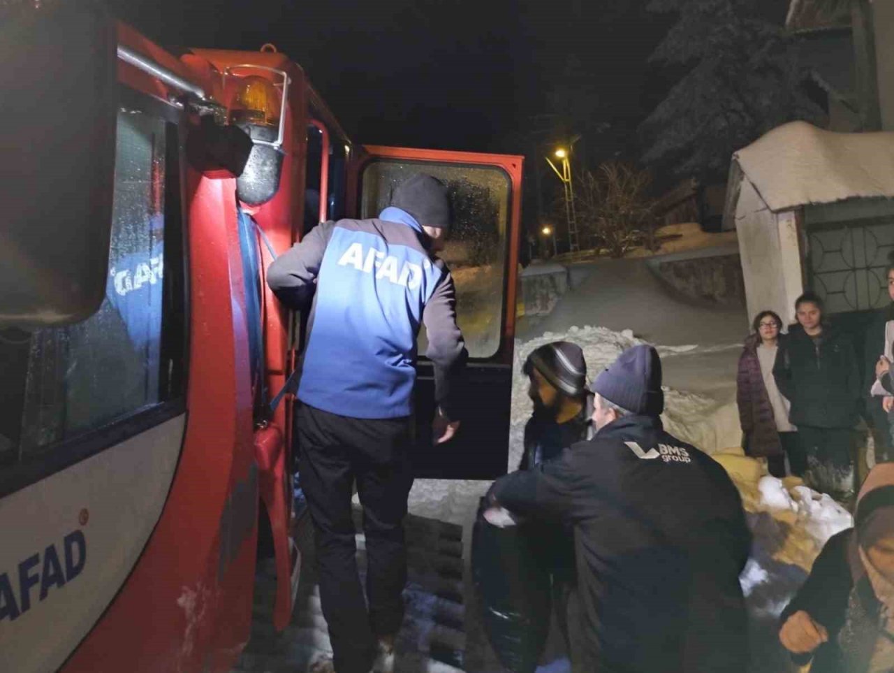 AFAD, kar üstü paletli aracı ile 16 hastaya müdahale etti