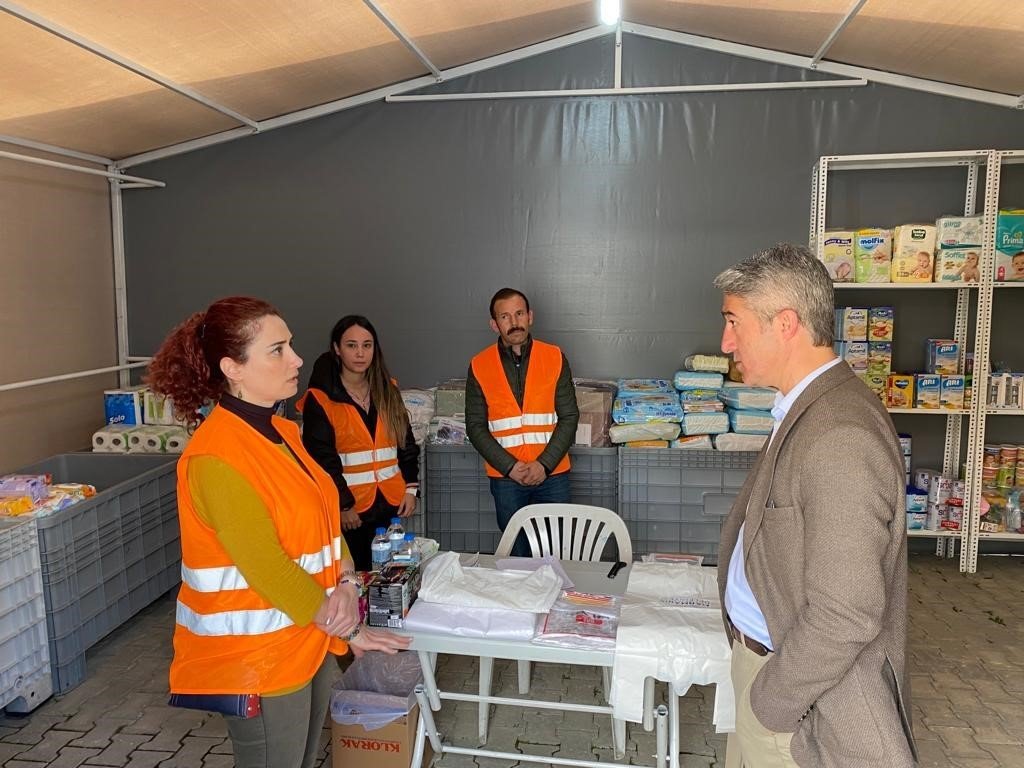 Marmaris’te depremde hayatını kaybedenler için lokma dağıtıldı