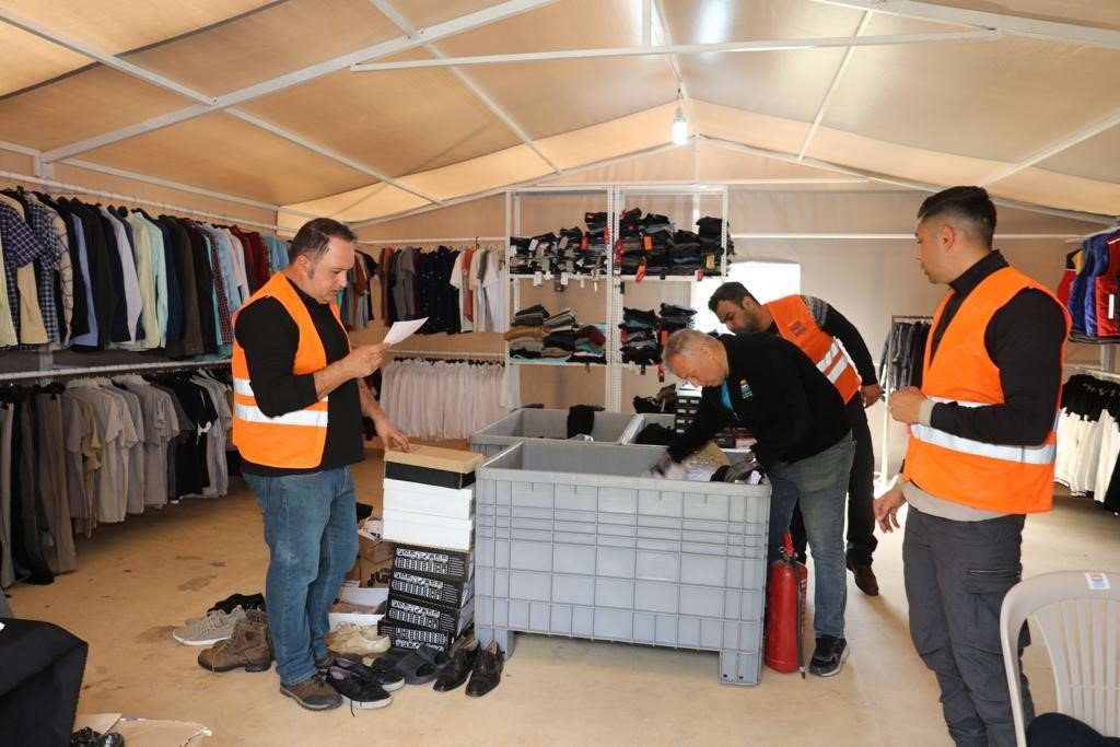 Marmaris’te depremde hayatını kaybedenler için lokma dağıtıldı