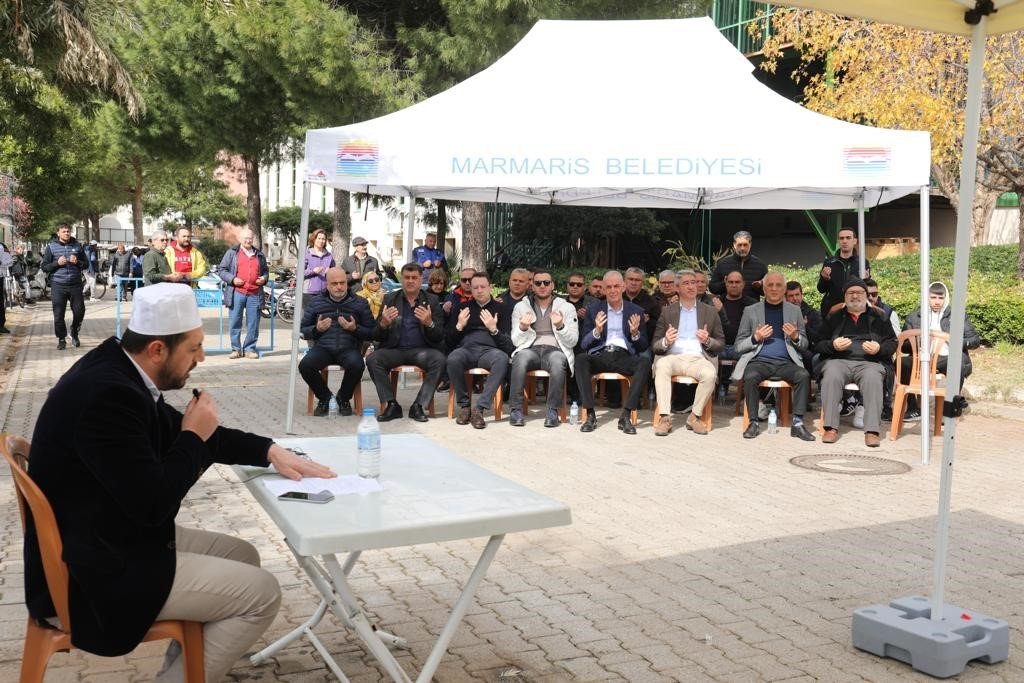 Marmaris’te depremde hayatını kaybedenler için lokma dağıtıldı