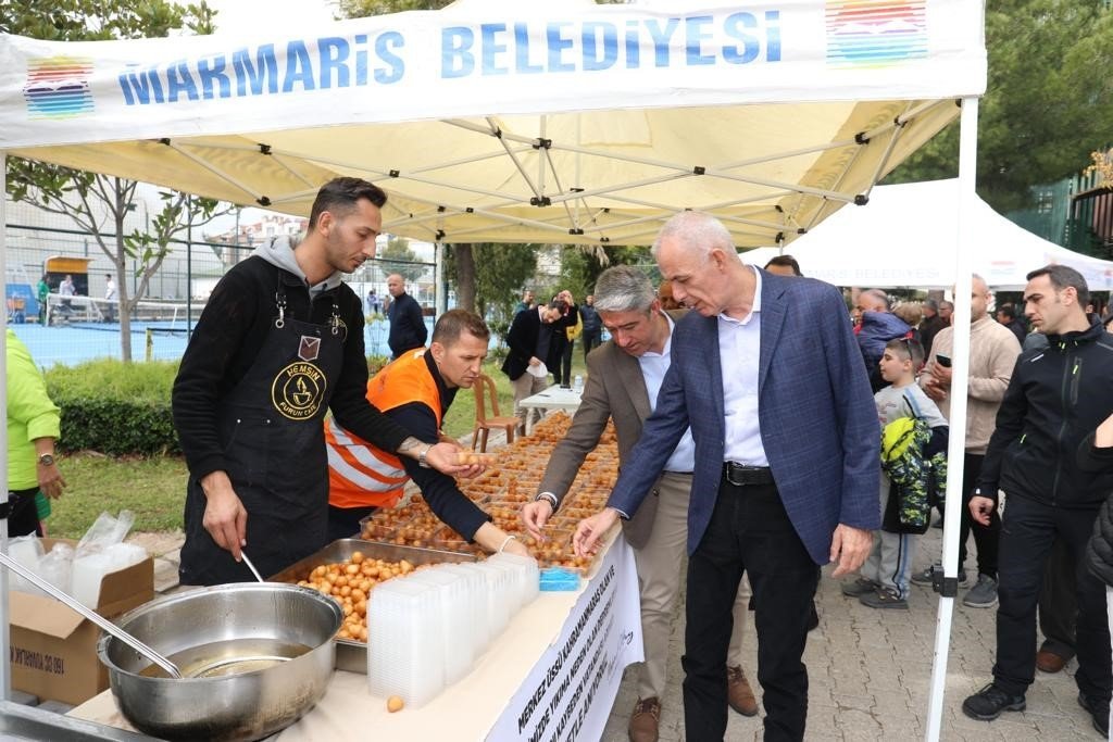 Marmaris’te depremde hayatını kaybedenler için lokma dağıtıldı
