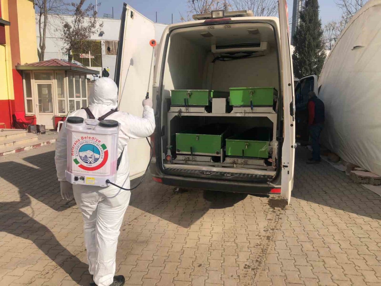 Melikgazi Belediyesi, salgın hastalıklara karşı afet bölgesinde dezenfekte ve ilaçlama çalışması yaptı