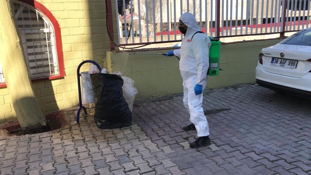 Melikgazi Belediyesi, salgın hastalıklara karşı afet bölgesinde dezenfekte ve ilaçlama çalışması yaptı