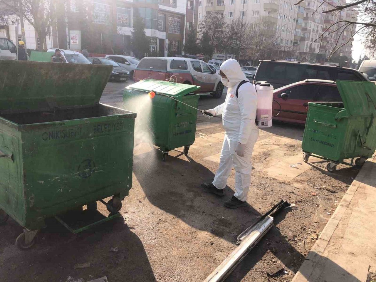 Melikgazi Belediyesi, salgın hastalıklara karşı afet bölgesinde dezenfekte ve ilaçlama çalışması yaptı