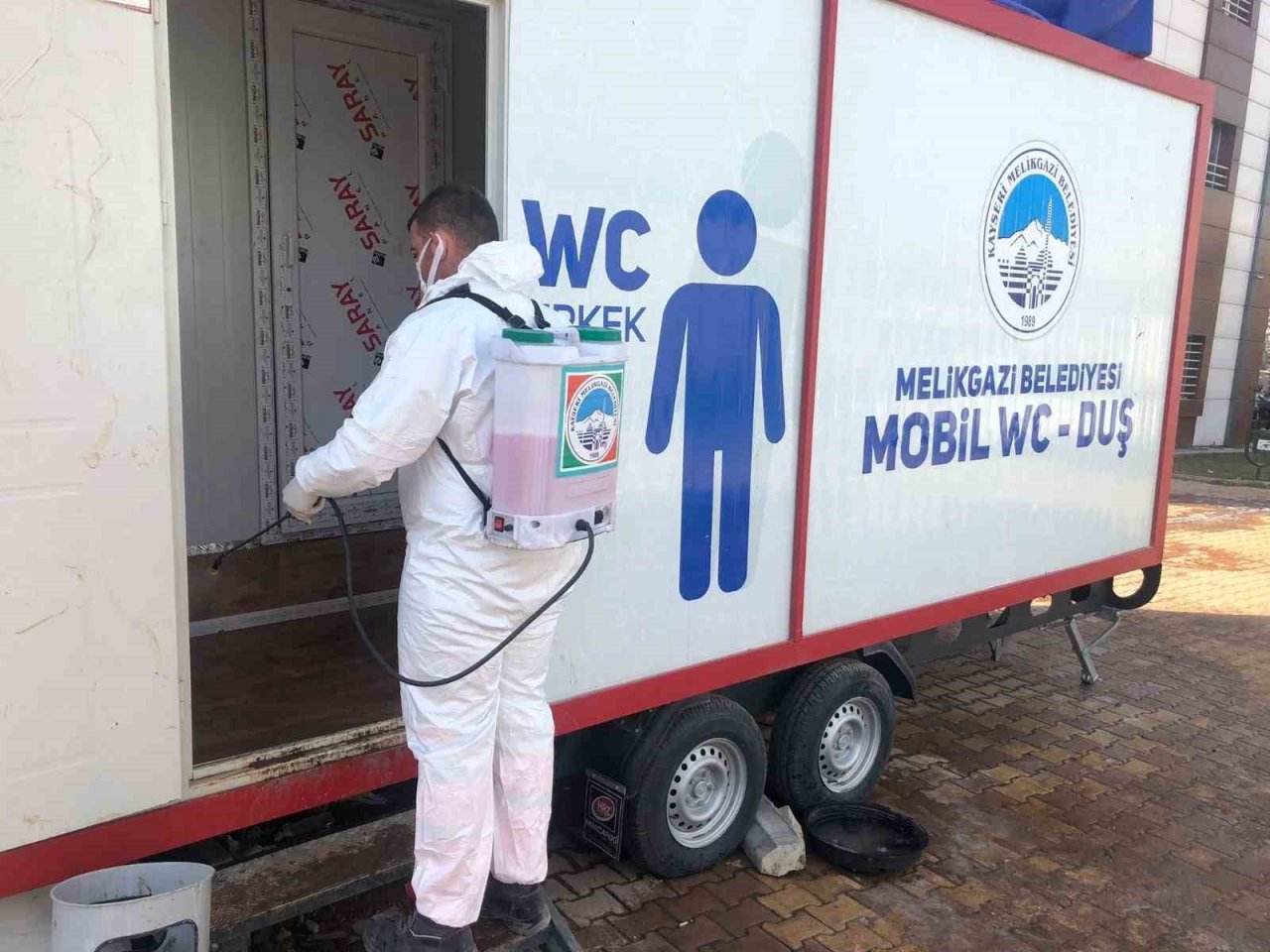 Melikgazi Belediyesi, salgın hastalıklara karşı afet bölgesinde dezenfekte ve ilaçlama çalışması yaptı