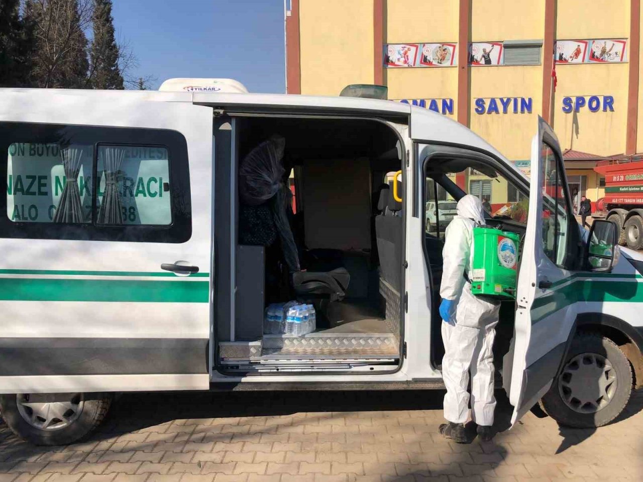Melikgazi Belediyesi, salgın hastalıklara karşı afet bölgesinde dezenfekte ve ilaçlama çalışması yaptı