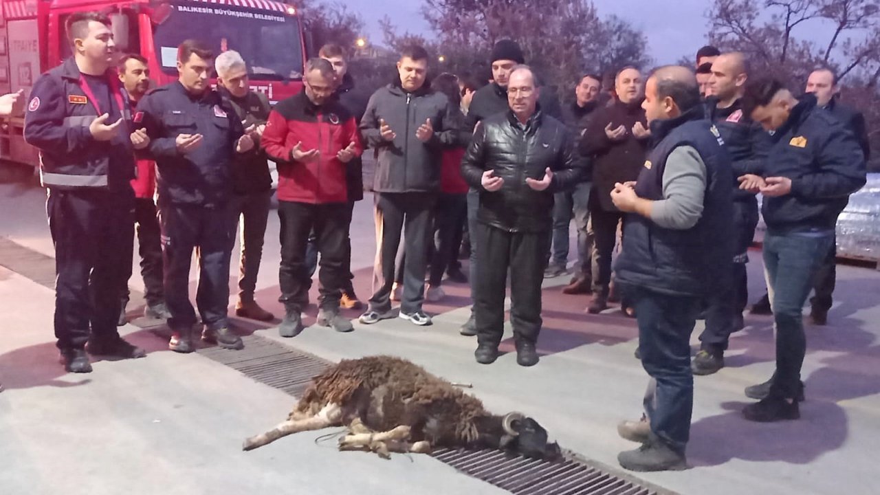 Deprem bölgesinden dönen itfaiyeci eşini adak keserek karşıladı